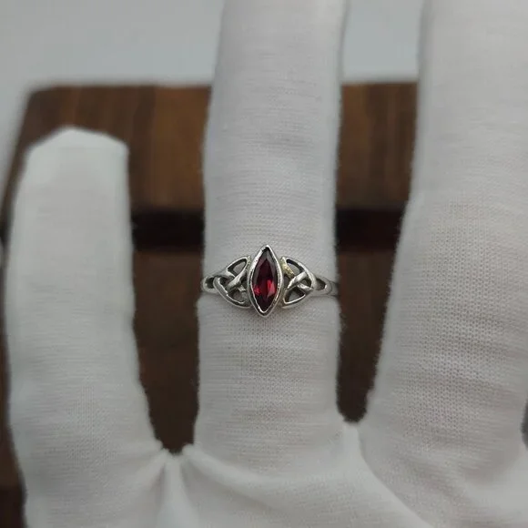 Size 8 925 Sterling Silver Simple Red Glass Celtic Ring - Picture 1 of 7